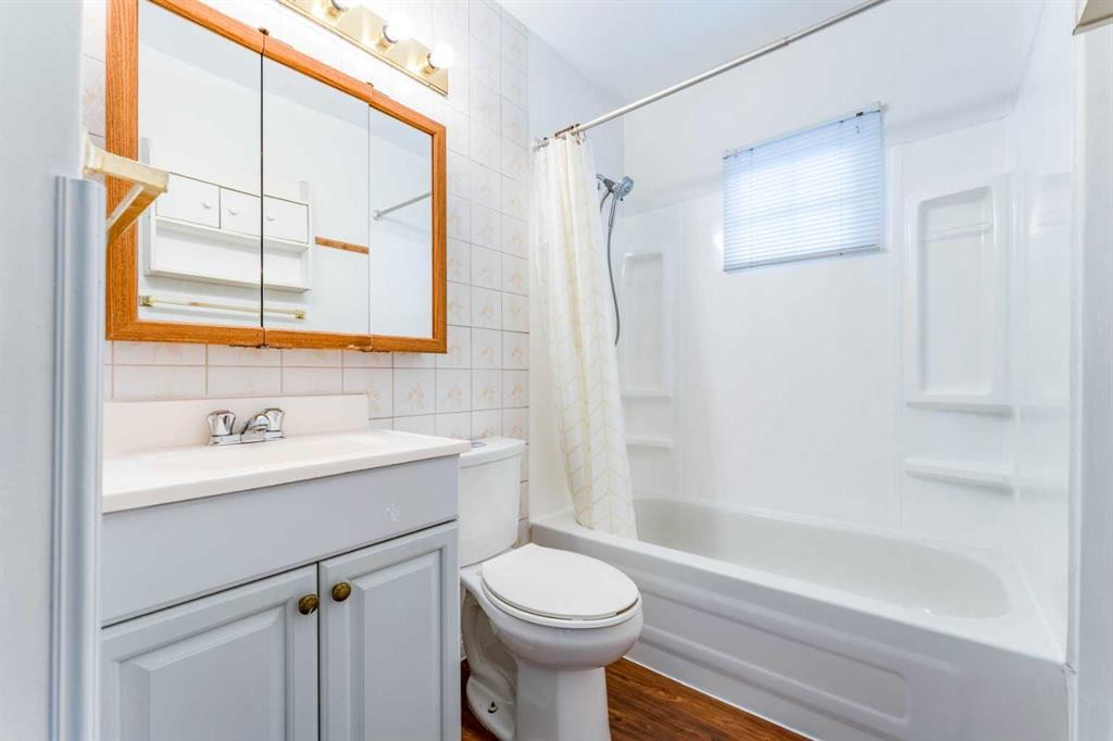 1502 40 Street Se, Calgary, AB - Indoor Photo Showing Bathroom