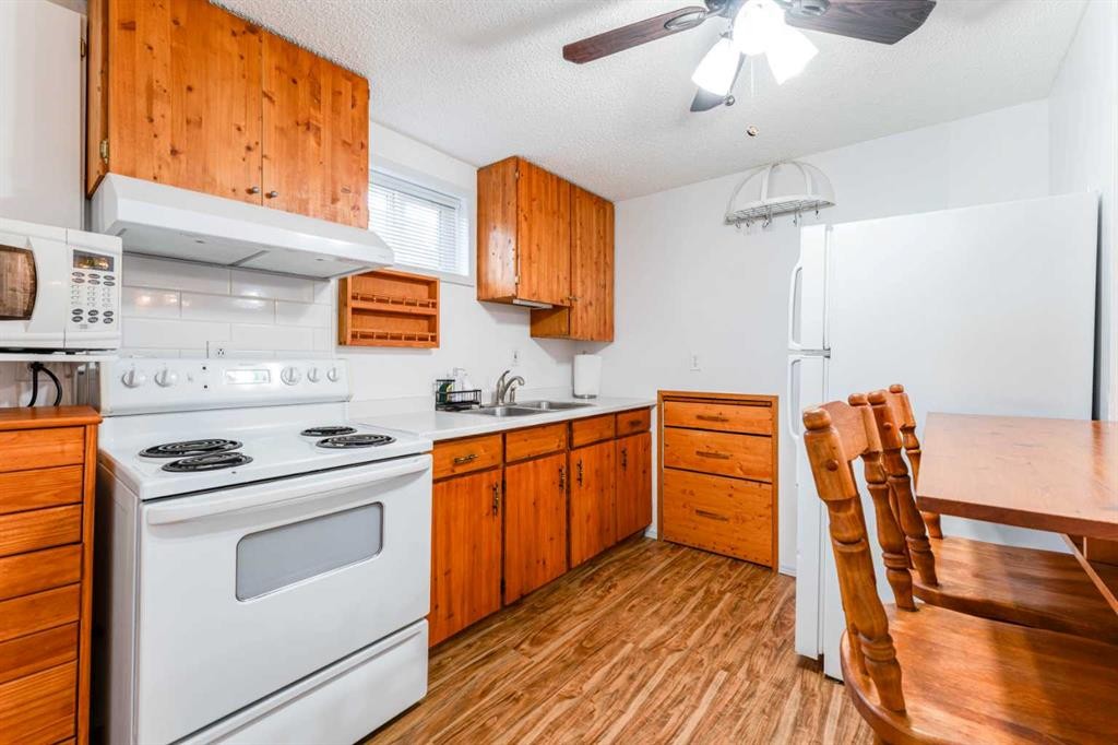 1502 40 Street Se, Calgary, AB - Indoor Photo Showing Kitchen With Double Sink