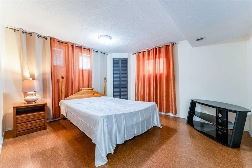 1502 40 Street Se, Calgary, AB - Indoor Photo Showing Bedroom