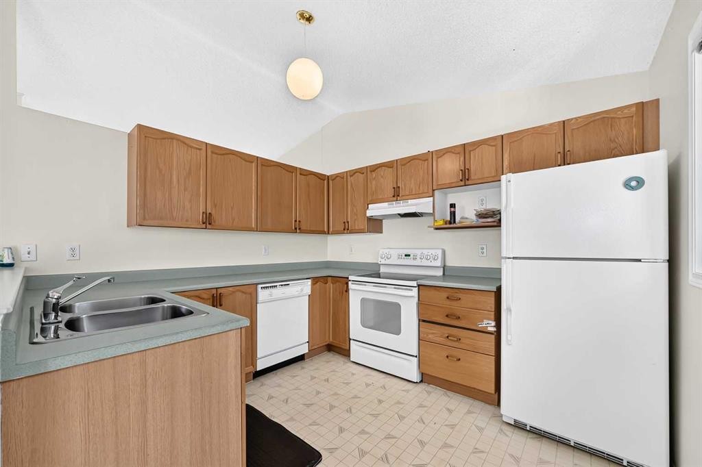 23 San Diego Manor Ne, Calgary, AB - Indoor Photo Showing Kitchen With Double Sink