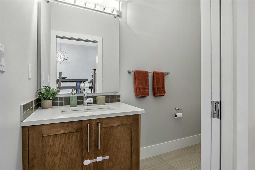 5013 23 Avenue Nw, Calgary, AB - Indoor Photo Showing Bathroom