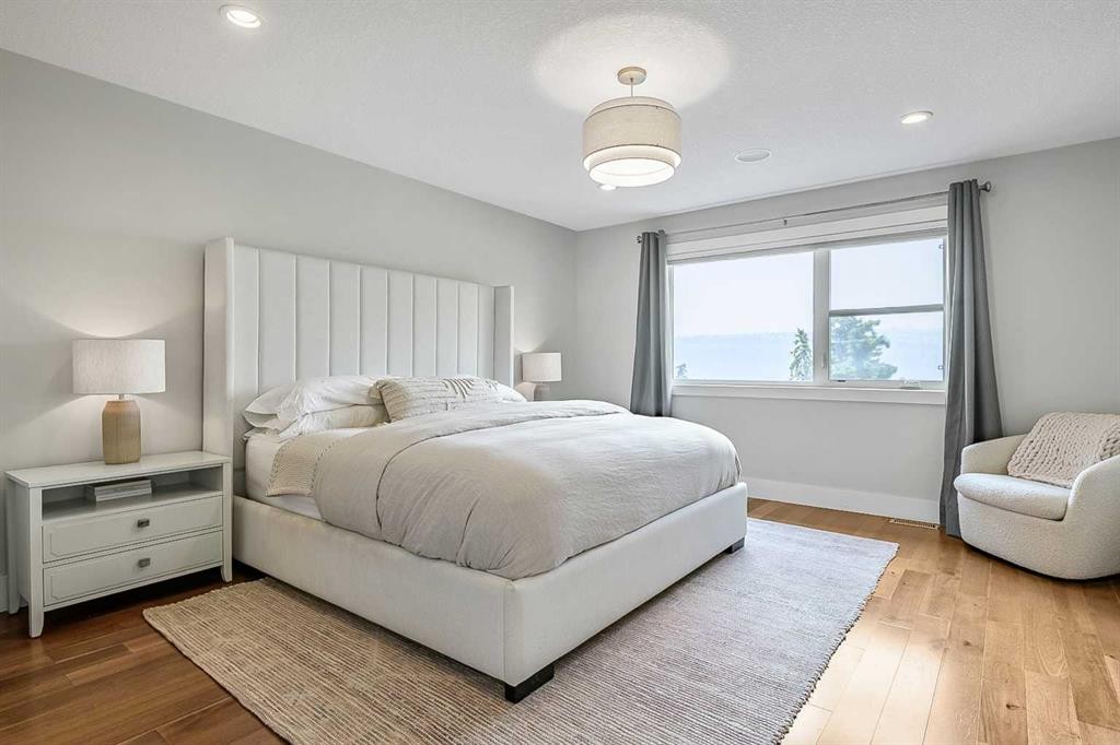 5013 23 Avenue Nw, Calgary, AB - Indoor Photo Showing Bedroom