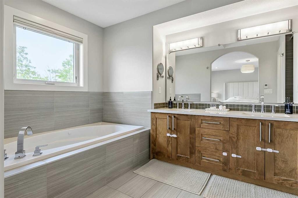 5013 23 Avenue Nw, Calgary, AB - Indoor Photo Showing Bathroom