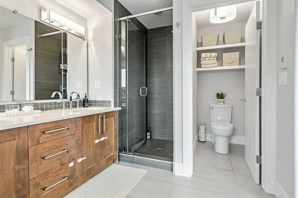 5013 23 Avenue Nw, Calgary, AB - Indoor Photo Showing Bathroom