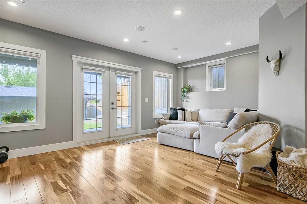 5013 23 Avenue Nw, Calgary, AB - Indoor Photo Showing Living Room