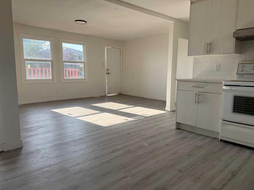 1718 37 Street Se, Calgary, AB - Indoor Photo Showing Kitchen
