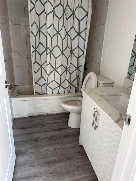 1718 37 Street Se, Calgary, AB - Indoor Photo Showing Bathroom