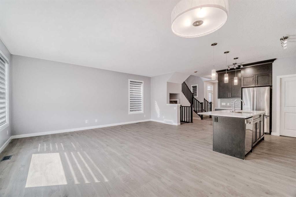 22 Sage Bluff Heights Nw, Calgary, AB - Indoor Photo Showing Kitchen