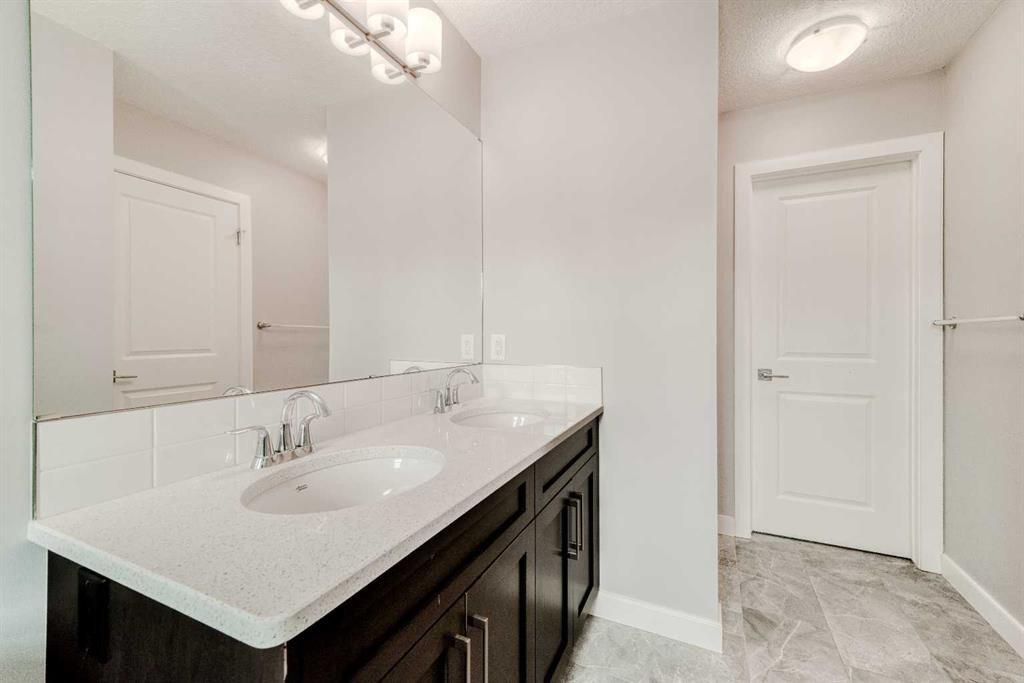 22 Sage Bluff Heights Nw, Calgary, AB - Indoor Photo Showing Bathroom