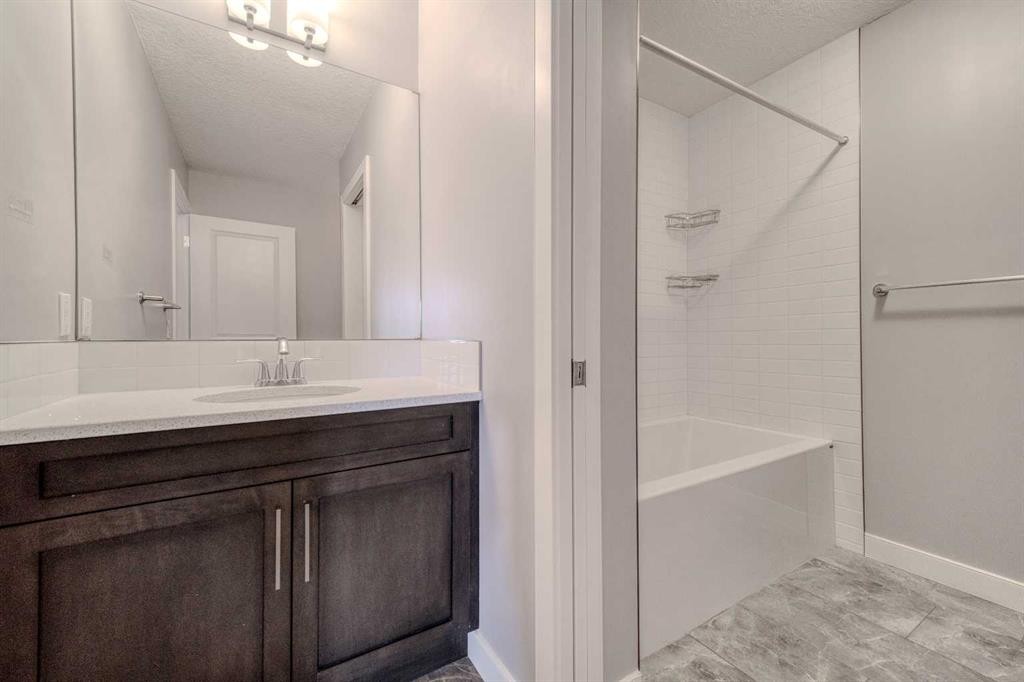 22 Sage Bluff Heights Nw, Calgary, AB - Indoor Photo Showing Bathroom