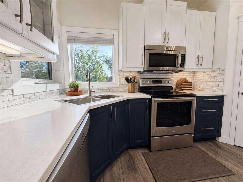 24 Brander Avenue Nw, Langdon, AB - Indoor Photo Showing Kitchen With Stainless Steel Kitchen With Double Sink With Upgraded Kitchen