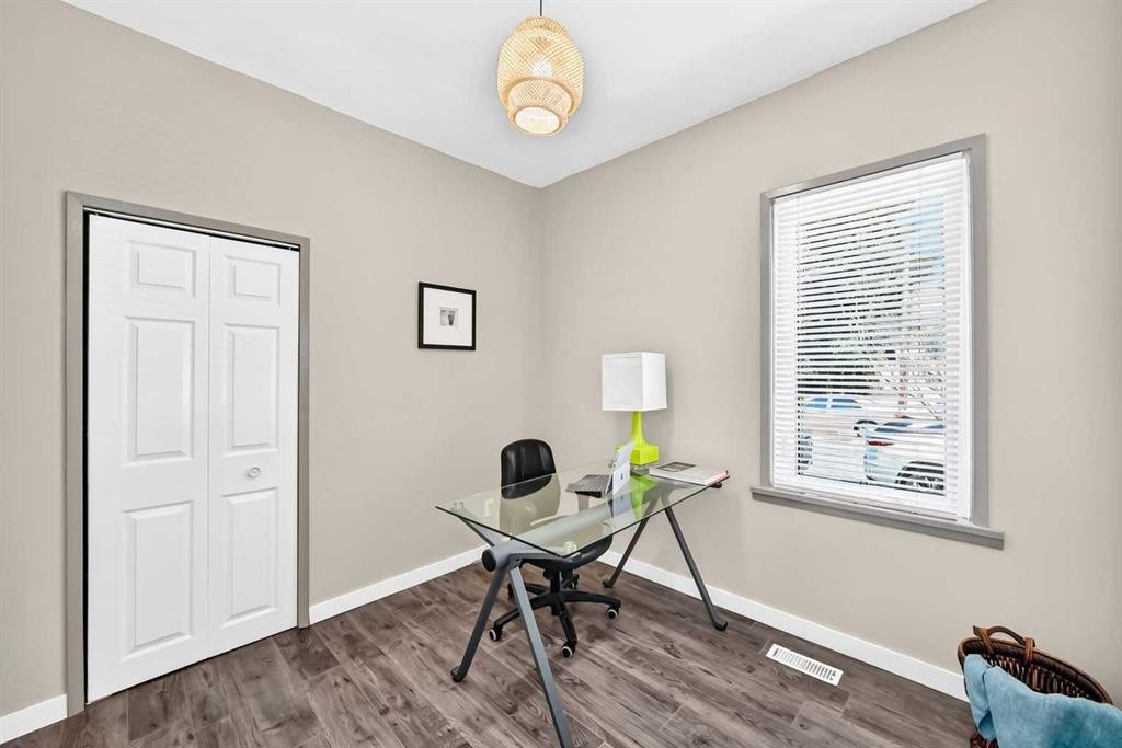 139 11 Avenue Ne, Calgary, AB - Indoor Photo Showing Office