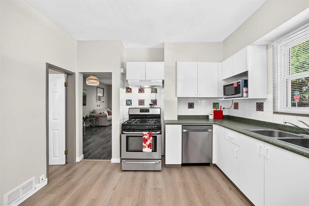 139 11 Avenue Ne, Calgary, AB - Indoor Photo Showing Kitchen With Double Sink
