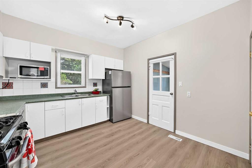 139 11 Avenue Ne, Calgary, AB - Indoor Photo Showing Kitchen With Double Sink