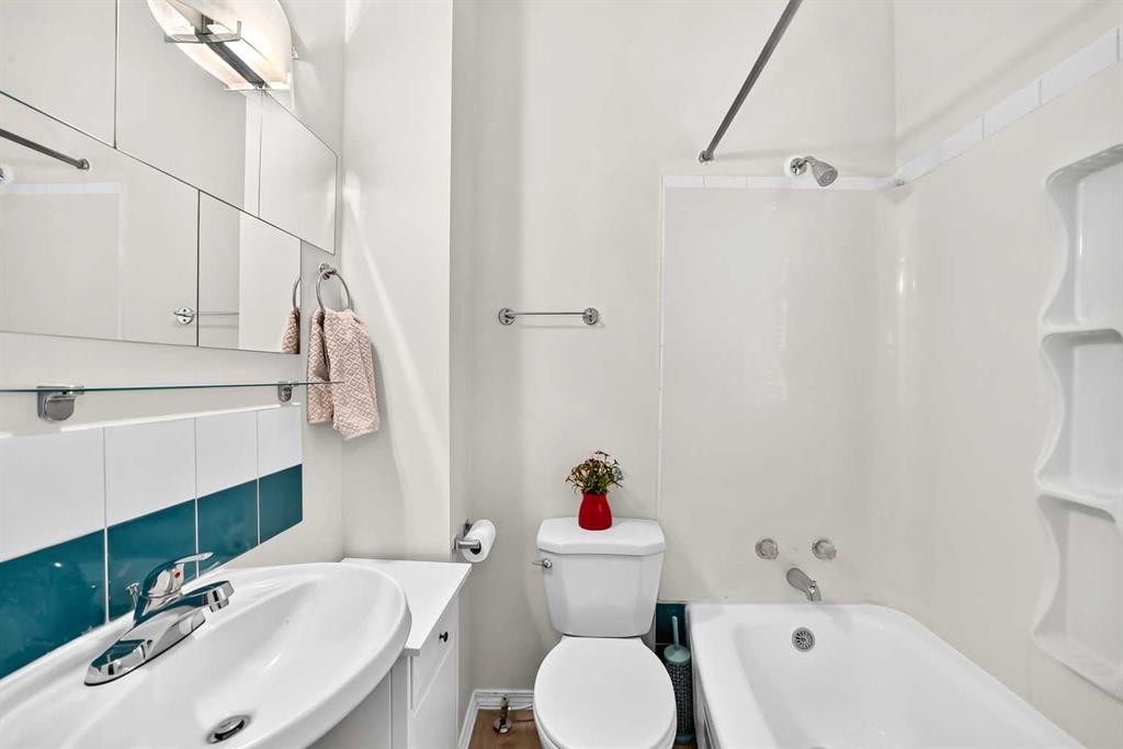 139 11 Avenue Ne, Calgary, AB - Indoor Photo Showing Bathroom