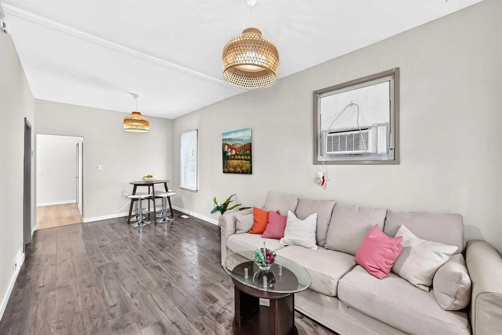 139 11 Avenue Ne, Calgary, AB - Indoor Photo Showing Living Room