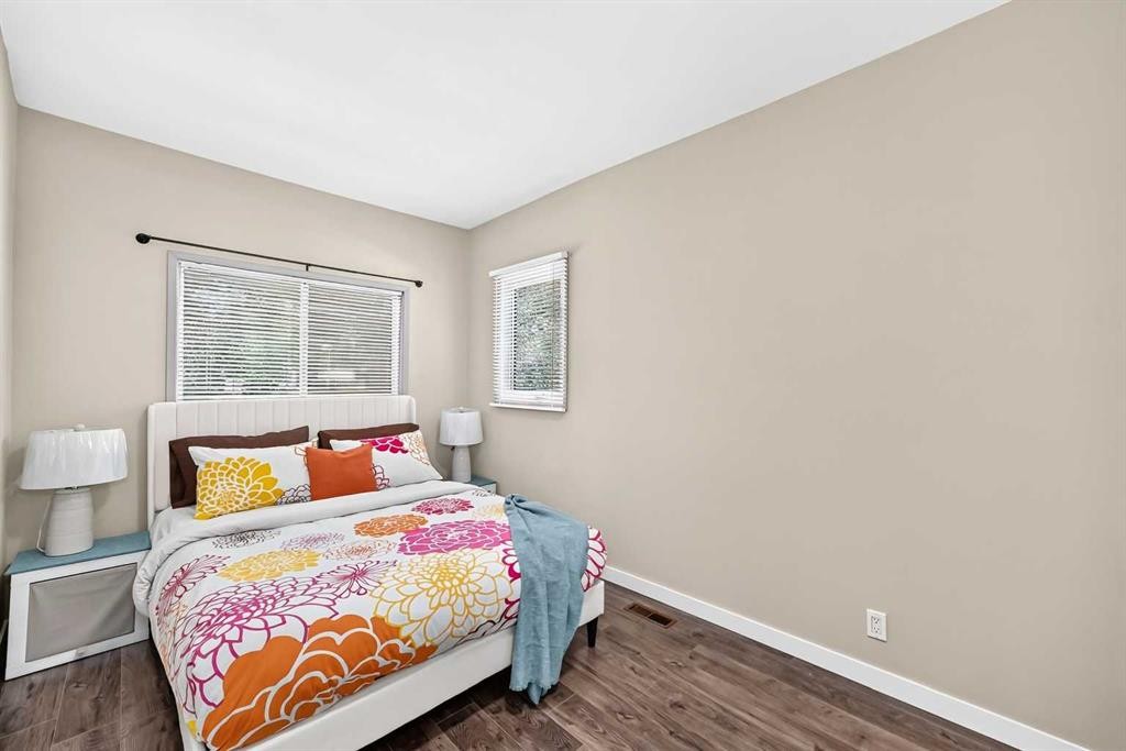 139 11 Avenue Ne, Calgary, AB - Indoor Photo Showing Bedroom