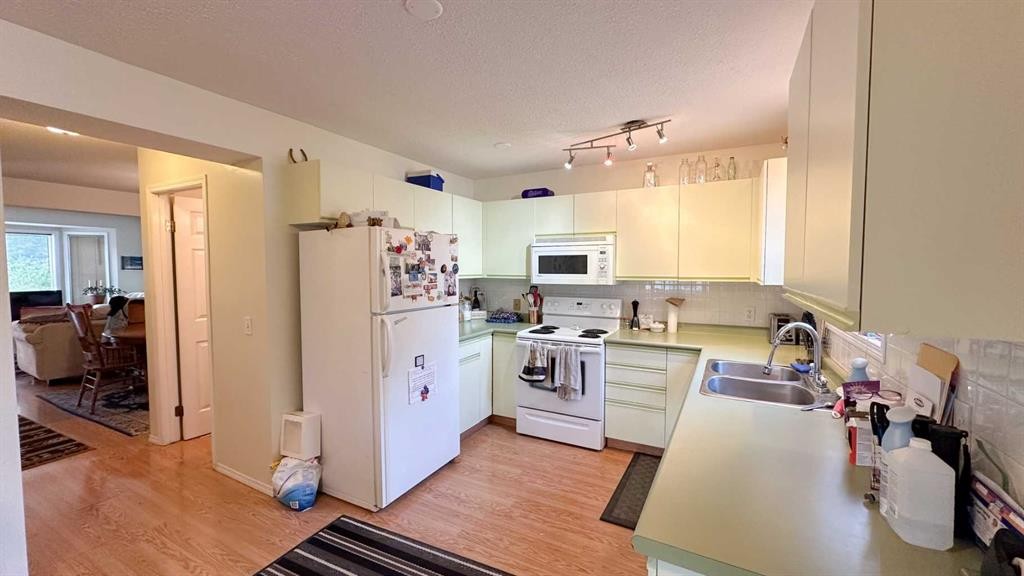 407 1 Avenue Nw, Sundre, AB - Indoor Photo Showing Kitchen With Double Sink