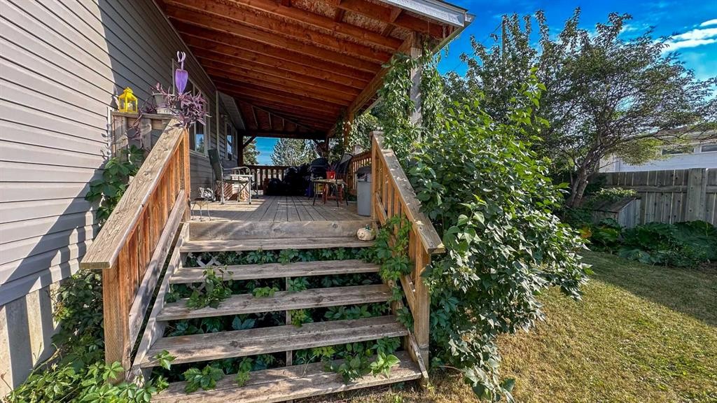 407 1 Avenue Nw, Sundre, AB - Outdoor With Deck Patio Veranda