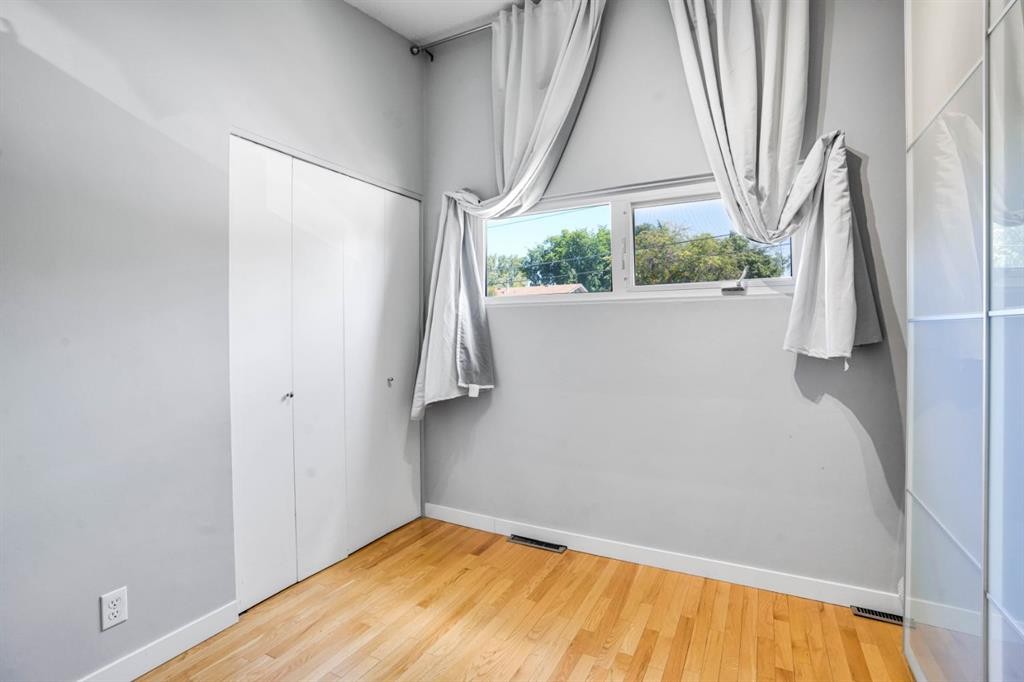 116 Selkirk Drive Sw, Calgary, AB - Indoor Photo Showing Other Room
