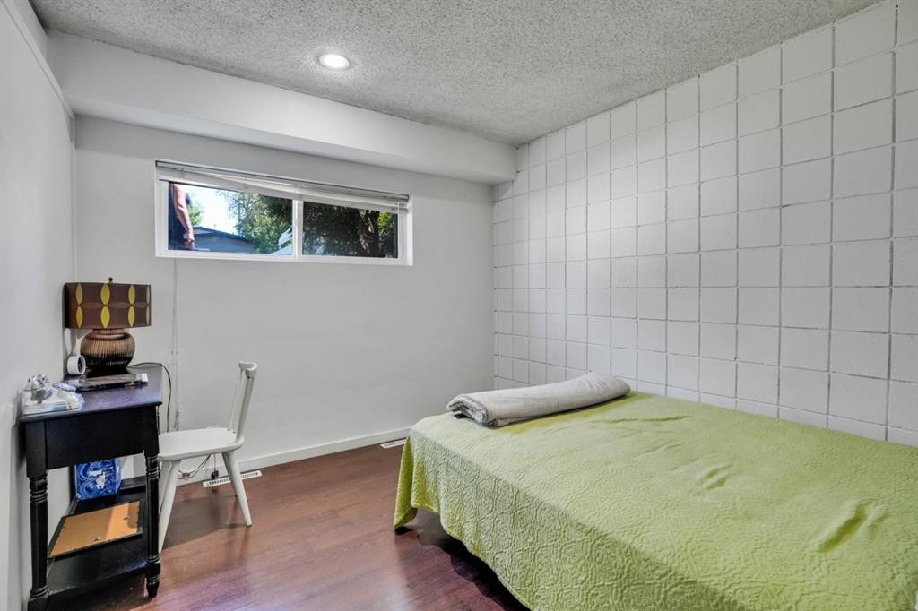 116 Selkirk Drive Sw, Calgary, AB - Indoor Photo Showing Bedroom