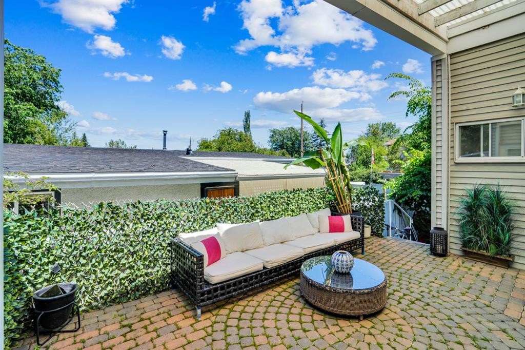 116 Selkirk Drive Sw, Calgary, AB - Outdoor With Deck Patio Veranda