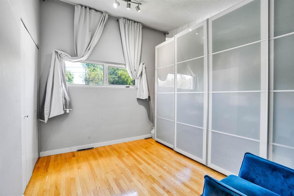 116 Selkirk Drive Sw, Calgary, AB - Indoor Photo Showing Other Room