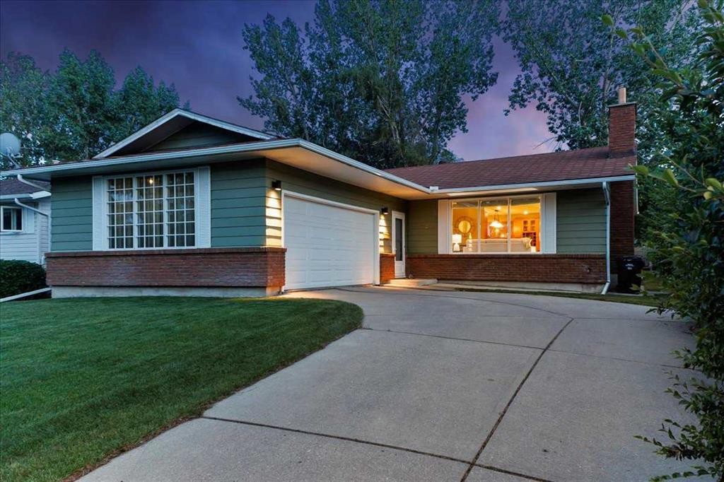 124 Oakmoor Place Sw, Calgary, AB - Outdoor