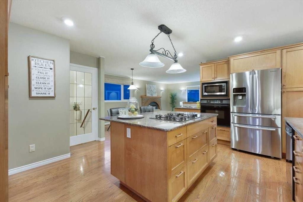 124 Oakmoor Place Sw, Calgary, AB - Indoor Photo Showing Kitchen