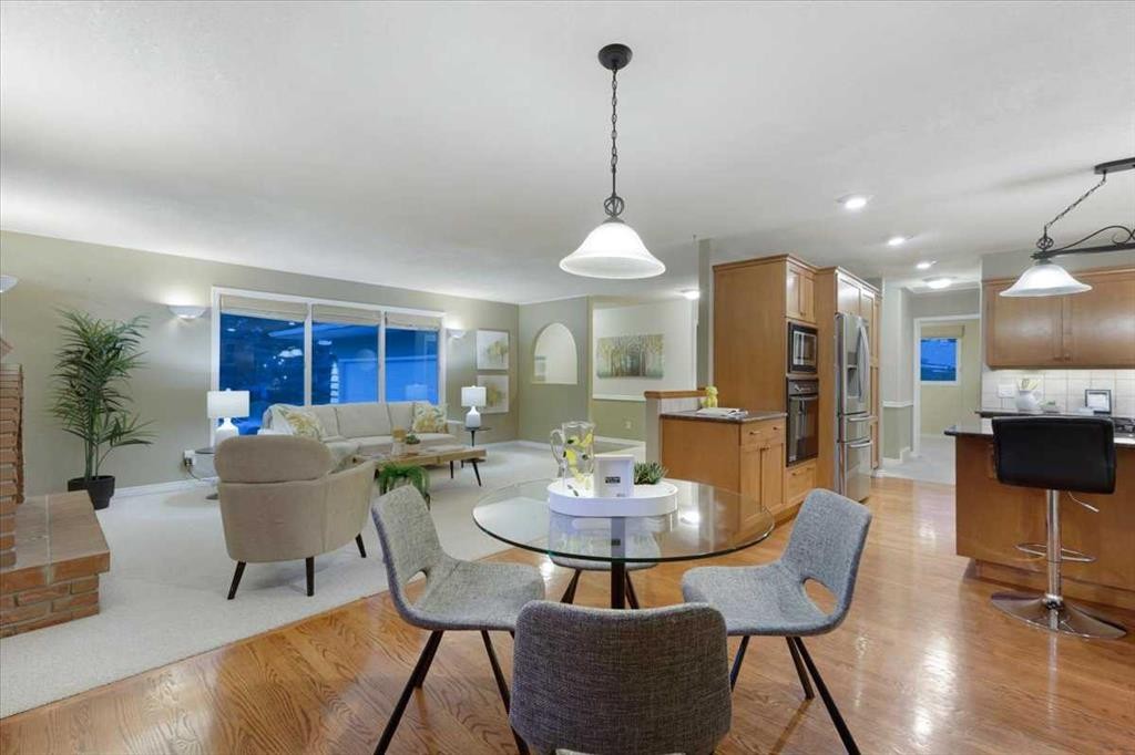 124 Oakmoor Place Sw, Calgary, AB - Indoor Photo Showing Dining Room