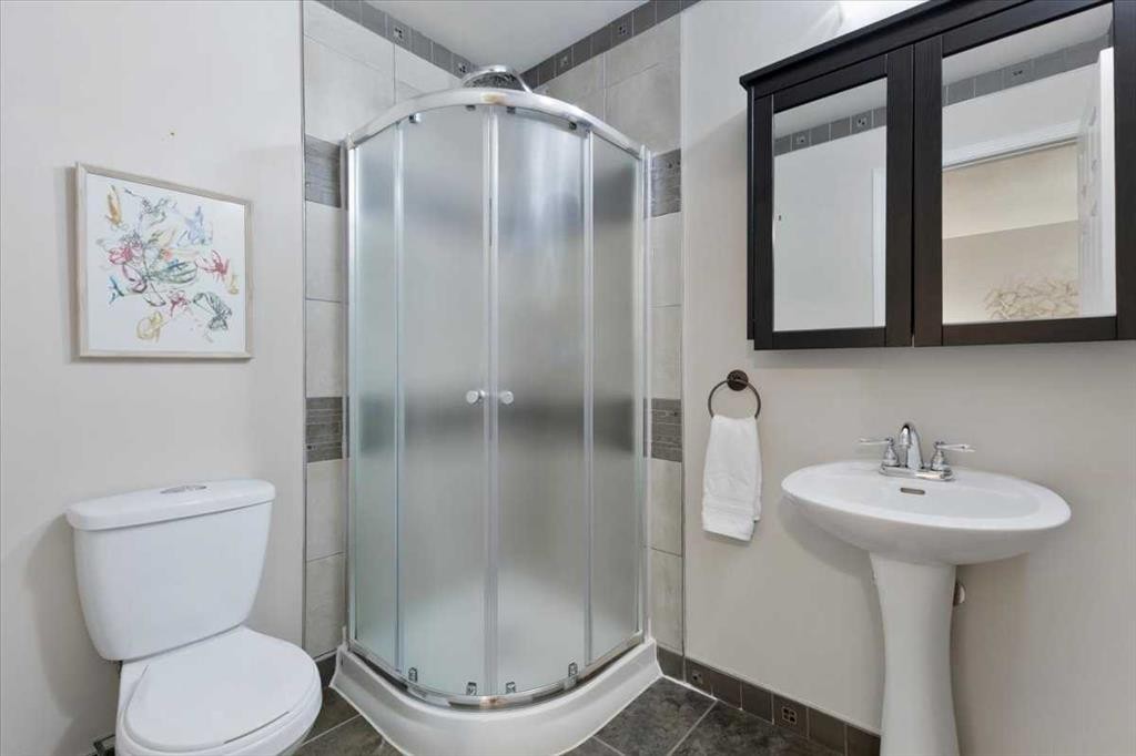 124 Oakmoor Place Sw, Calgary, AB - Indoor Photo Showing Bathroom