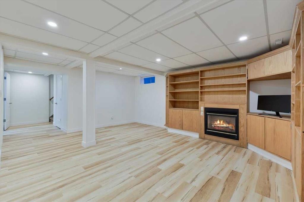 124 Oakmoor Place Sw, Calgary, AB - Indoor With Fireplace