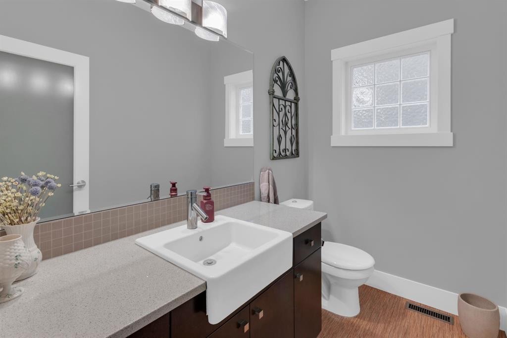 4616 82 Street Nw, Calgary, AB - Indoor Photo Showing Bathroom