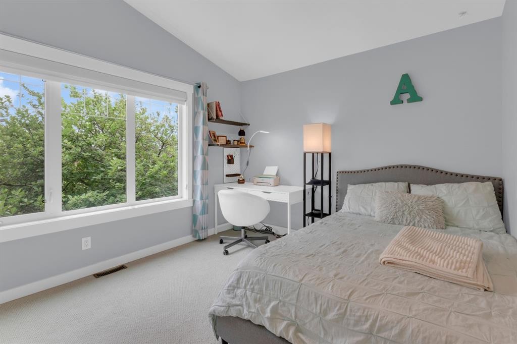 4616 82 Street Nw, Calgary, AB - Indoor Photo Showing Bedroom