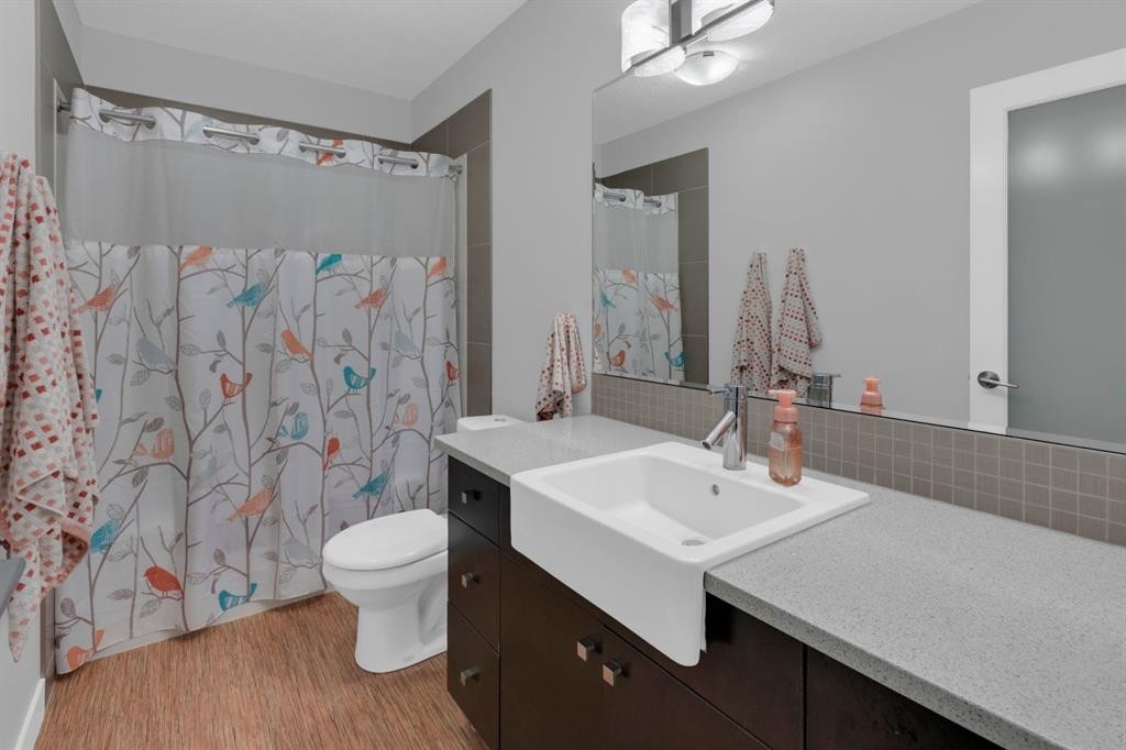 4616 82 Street Nw, Calgary, AB - Indoor Photo Showing Bathroom