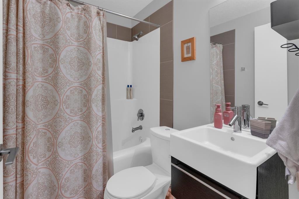 4616 82 Street Nw, Calgary, AB - Indoor Photo Showing Bathroom