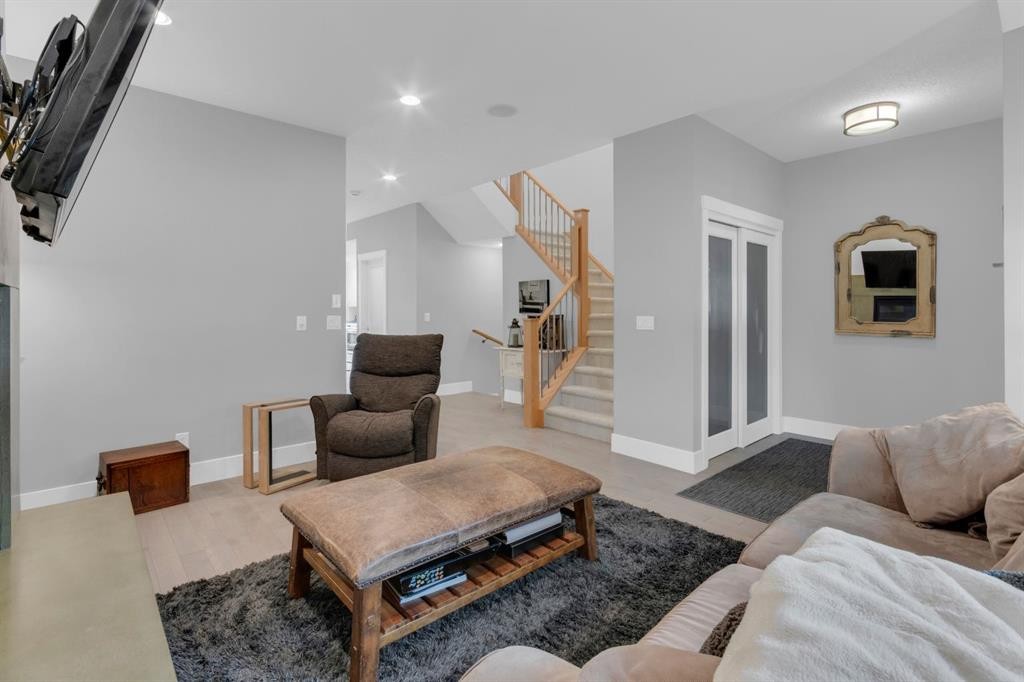 4616 82 Street Nw, Calgary, AB - Indoor Photo Showing Living Room