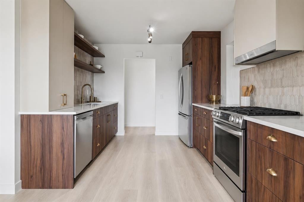 1212 Lake Sylvan Drive Se, Calgary, AB - Indoor Photo Showing Kitchen With Upgraded Kitchen