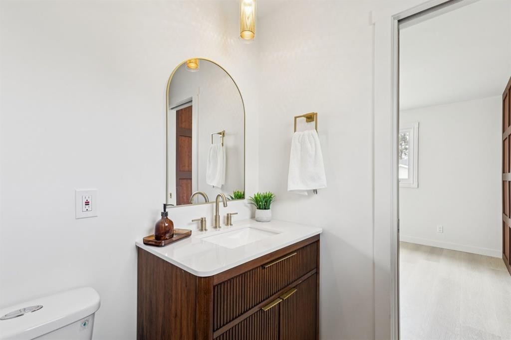 1212 Lake Sylvan Drive Se, Calgary, AB - Indoor Photo Showing Bathroom