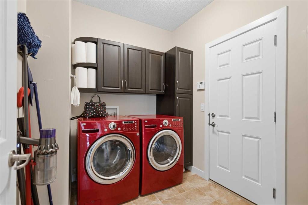 82 Brightonwoods Green Se, Calgary, AB - Indoor Photo Showing Laundry Room