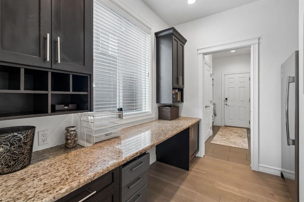 46 Aspenshire Place Sw, Calgary, AB - Indoor Photo Showing Kitchen