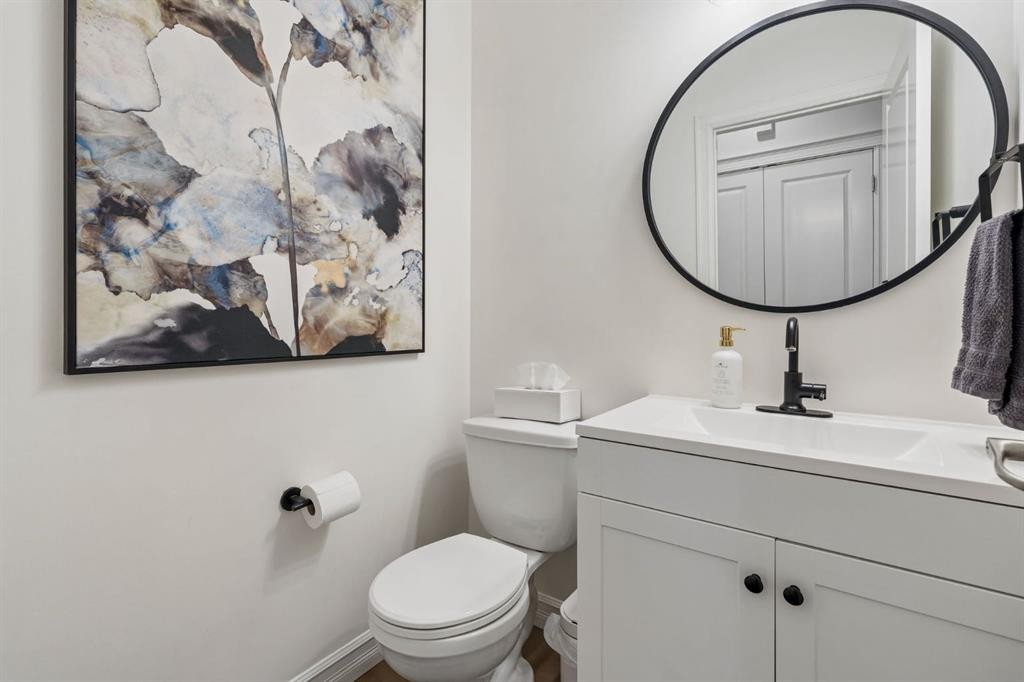 46 Aspenshire Place Sw, Calgary, AB - Indoor Photo Showing Bathroom