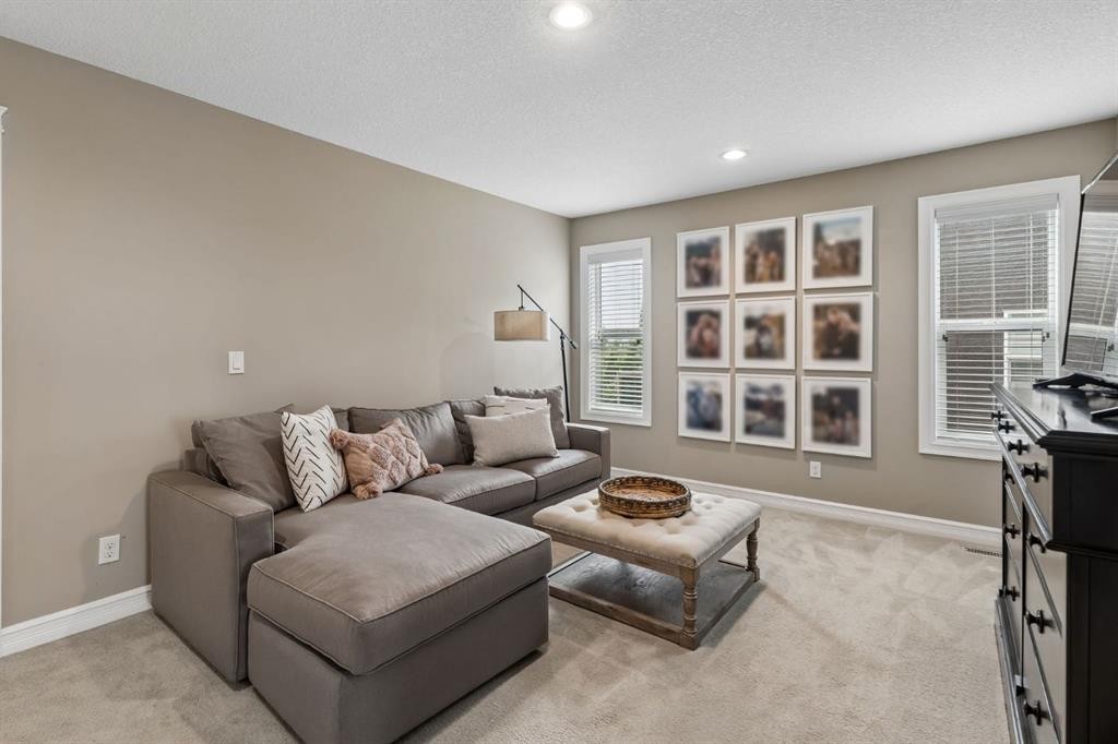 46 Aspenshire Place Sw, Calgary, AB - Indoor Photo Showing Living Room