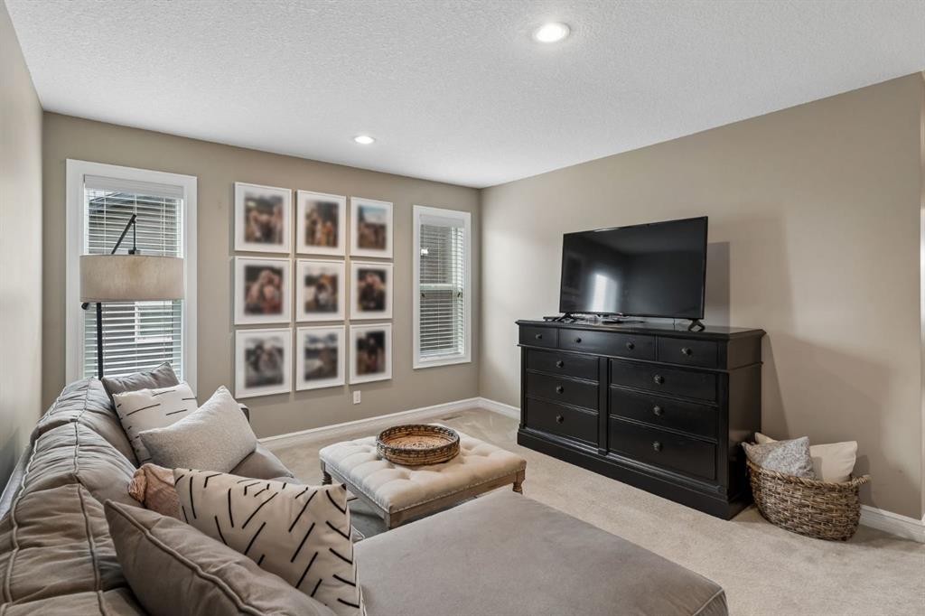 46 Aspenshire Place Sw, Calgary, AB - Indoor Photo Showing Living Room