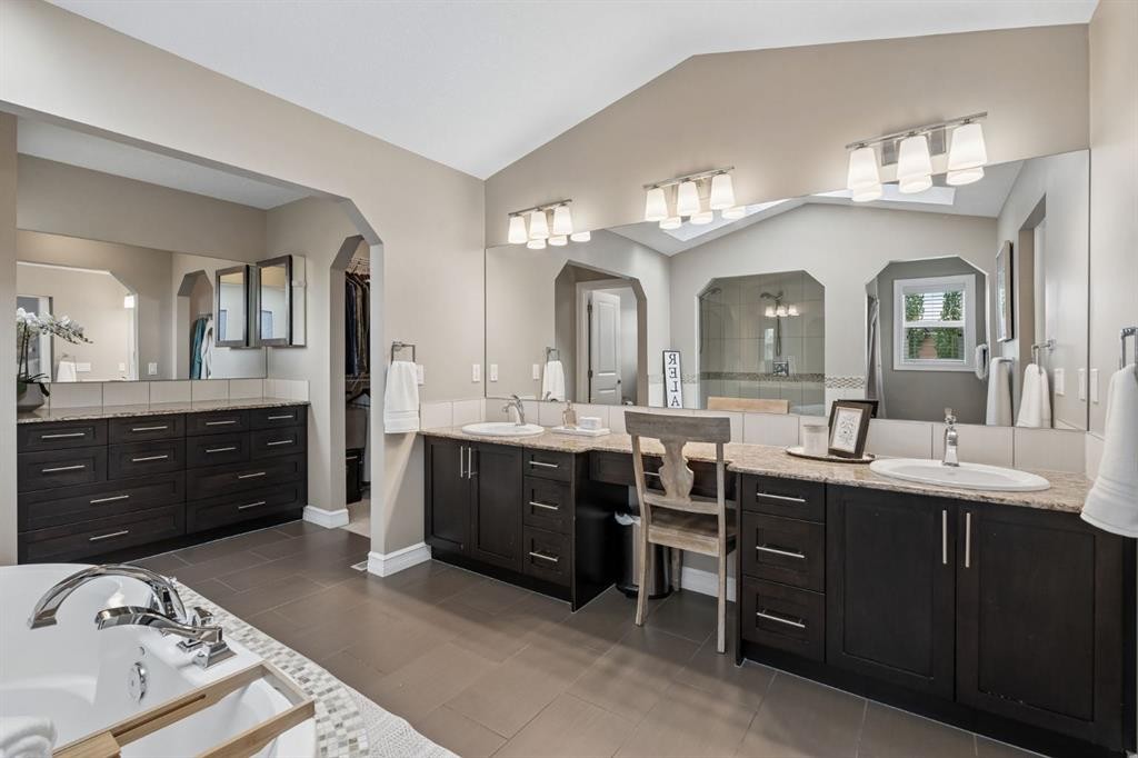 46 Aspenshire Place Sw, Calgary, AB - Indoor Photo Showing Bathroom