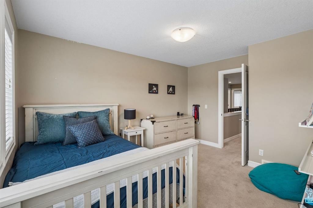 46 Aspenshire Place Sw, Calgary, AB - Indoor Photo Showing Bedroom