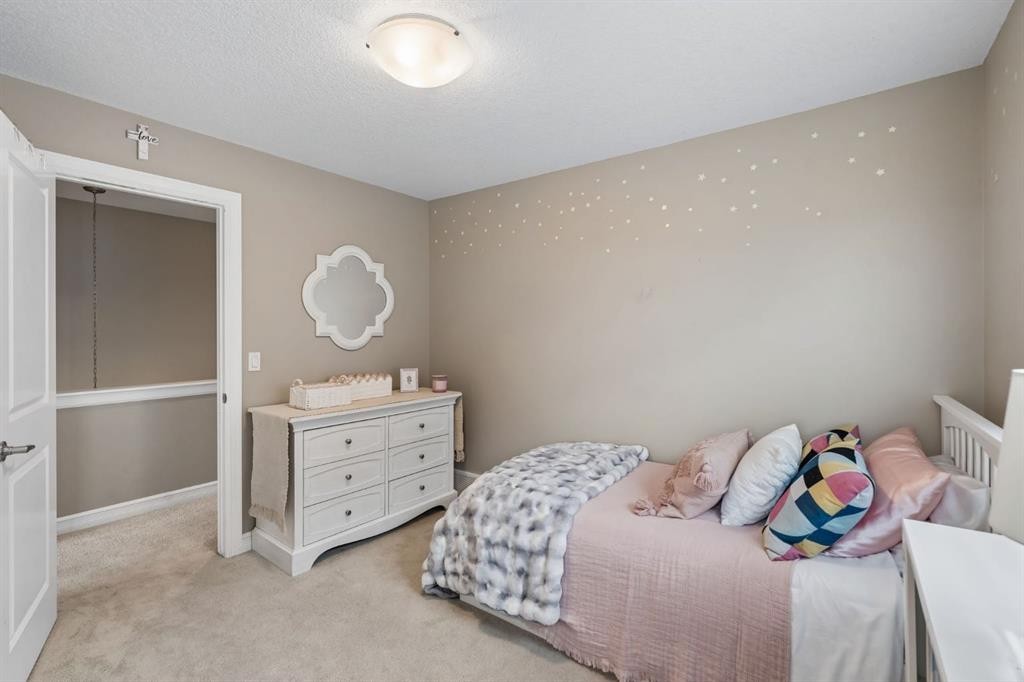 46 Aspenshire Place Sw, Calgary, AB - Indoor Photo Showing Bedroom