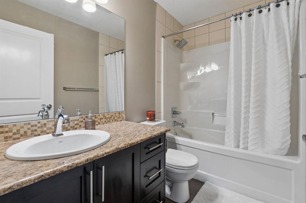 46 Aspenshire Place Sw, Calgary, AB - Indoor Photo Showing Bathroom
