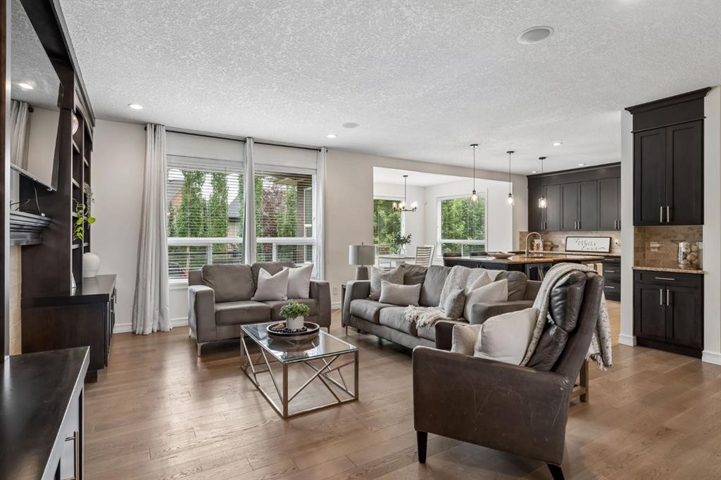 46 Aspenshire Place Sw, Calgary, AB - Indoor Photo Showing Living Room