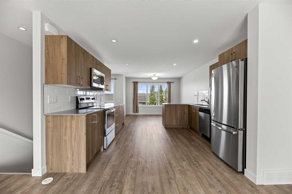 3 Park Lane, Didsbury, AB - Indoor Photo Showing Kitchen With Stainless Steel Kitchen